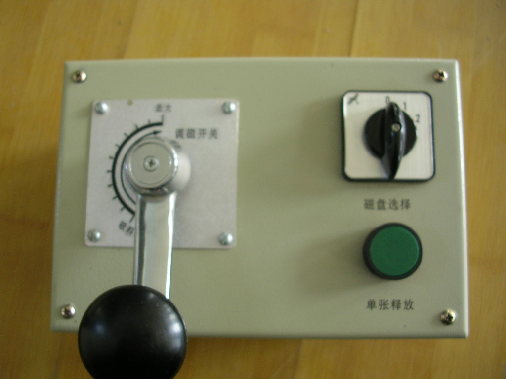 操作臺（調(diào)磁開關(guān)、分控開關(guān)和勵磁指示燈